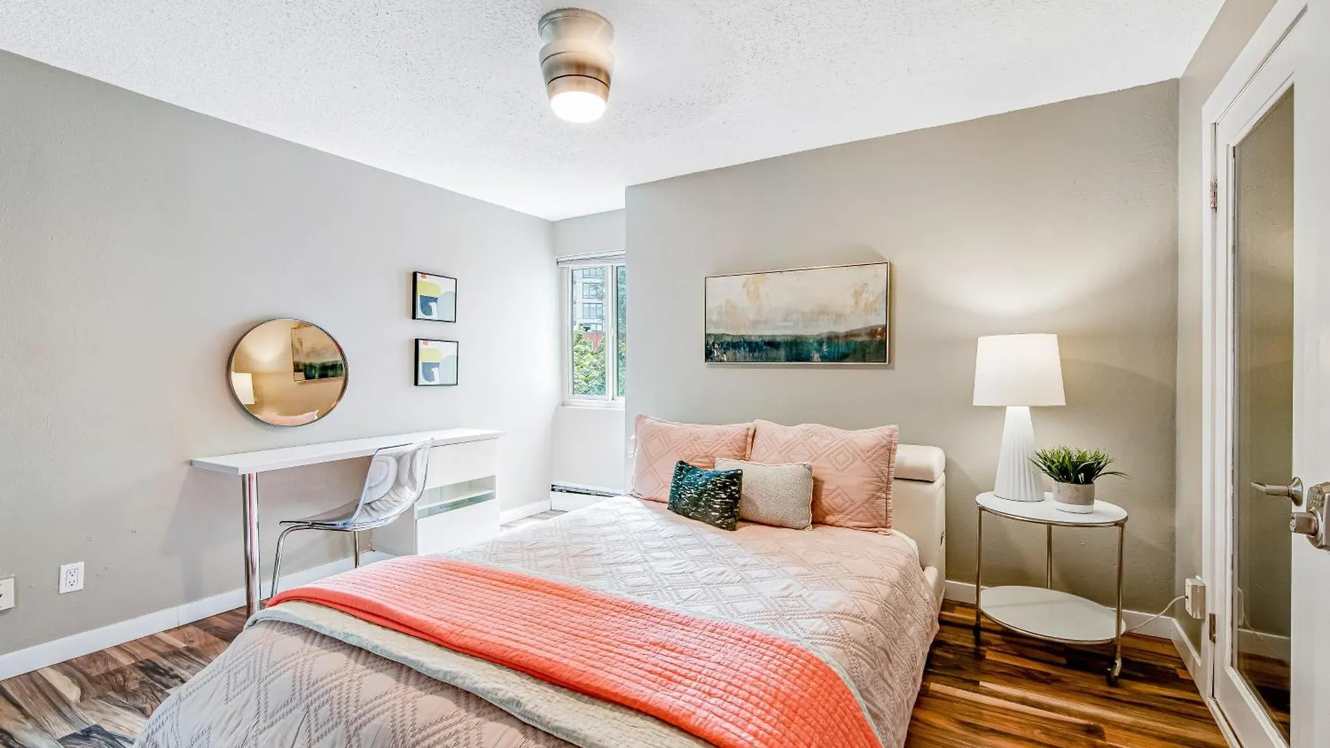 The Heart Of Seattle Apartment